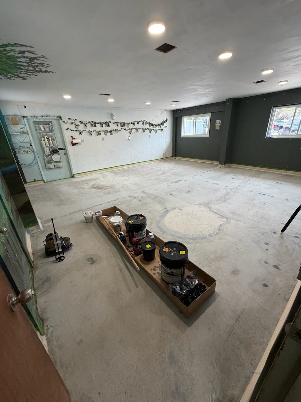 Finished basement · flake floor — before coating